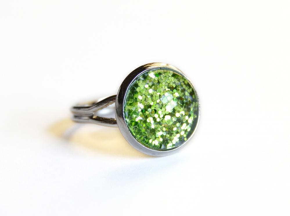 Sparkling Green Ring - Glass Cabochon And Glitters